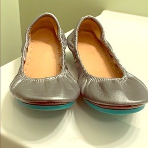Women’s size 9 tieks Metalic Pewter